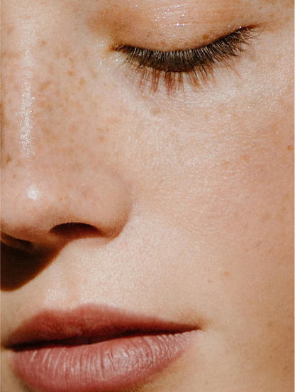 Visuel complémentaire de Golden Hour de Luminesse Paris, stick solaire visage sans teinte SPF 50.