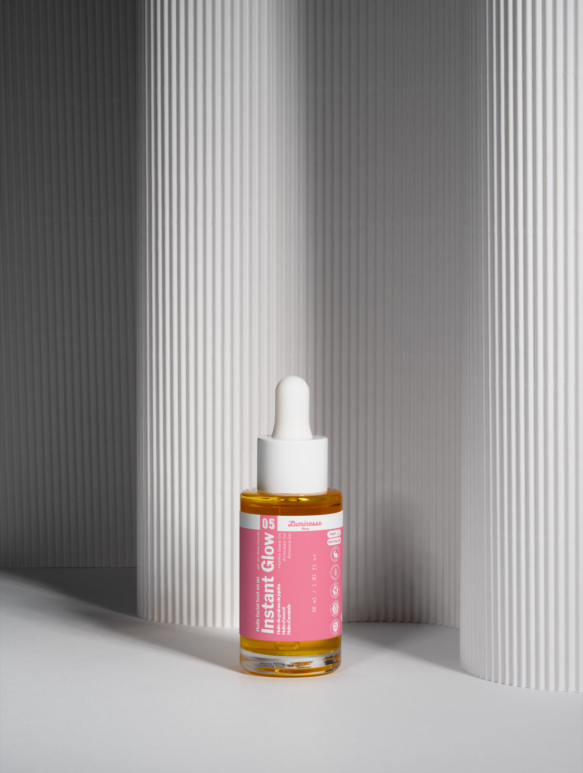Image complémentaire d’Instant Glow, huile visage aux huiles végétales de Luminesse Paris.