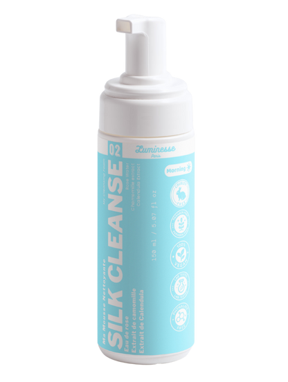 Packshot de Silk Cleanse de Luminesse Paris, mousse nettoyante douce pour le visage. Le produit est présenté seul et sert à illustrer la première étape du Trio Pore Detox, avant le masque purifiant Pore Detox et la brume hydratante Dew Mist.