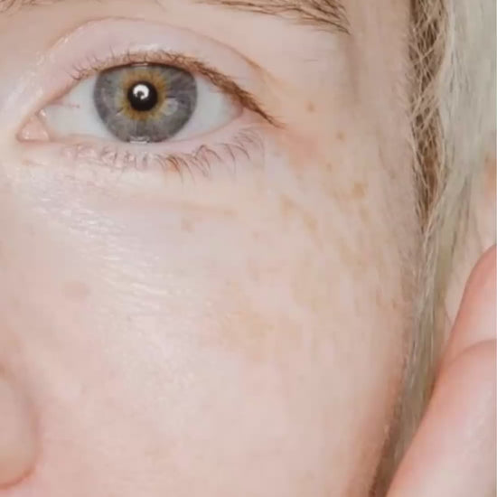 Présentation vidéo de Dew Mist, brume visage prébiotique hydratante de Luminesse Paris.