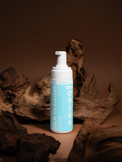 Visuel de galerie associé à Silk Cleanse de Luminesse Paris, mousse nettoyante douce pour le visage.